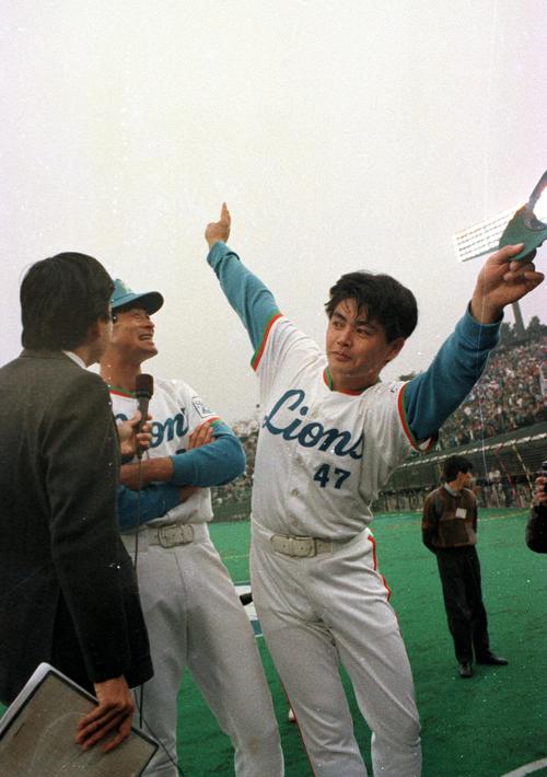 日本シリーズ第2戦　西武対巨人　石毛宏典（後方）とともにヒーローインタビューを受ける工藤公康はおどけたポーズをみせる（1987年10月26日）