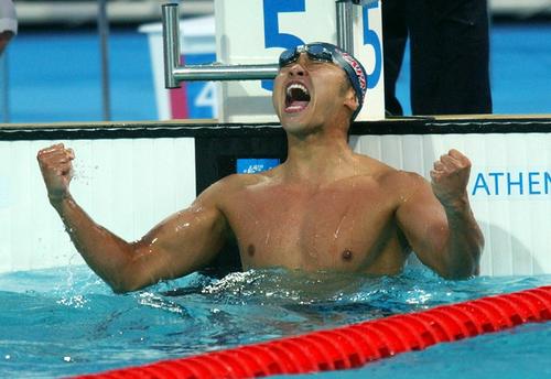 アテネ五輪男子100メートル平泳ぎ決勝で金メダルを獲得し、会心のガッツポーズで雄たけびを上げる北島康介