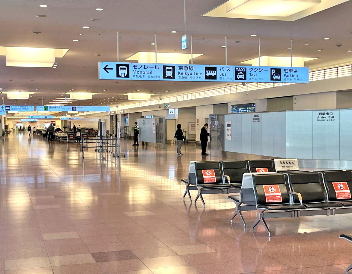 閑散とする羽田空港の国際線到着ロビー（共同）