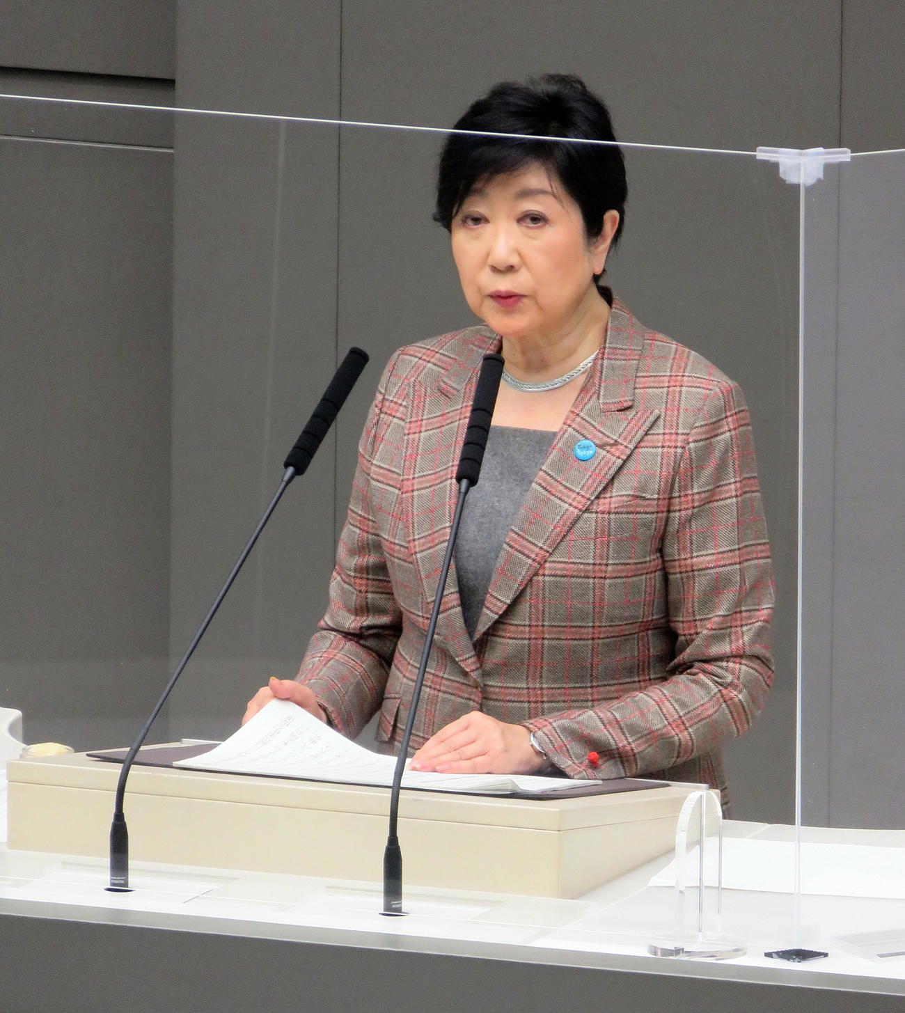 東京都議会定例会で壇上に立つ小池百合子知事（撮影・鎌田直秀）
