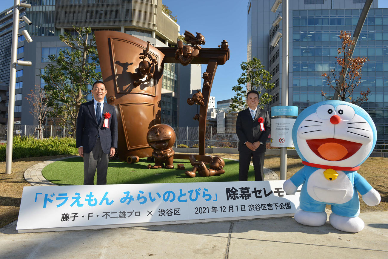 東京・渋谷の宮下公園でお披露目された「ドラえもん」50周年を記念した記念モニュメント「ドラえもん　みらいのとびら」