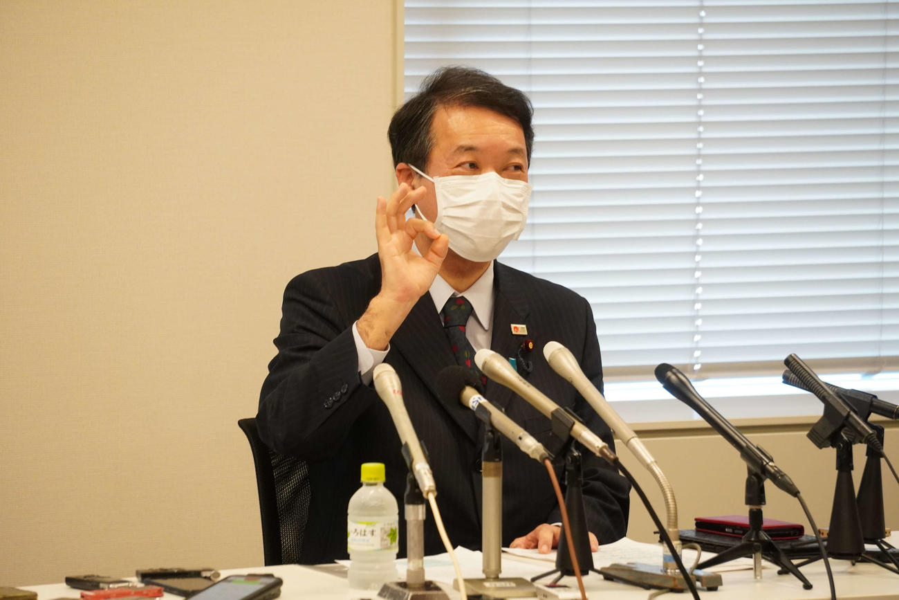 右手でお金を示すサインを作り裏金要求の経緯を説明する自民党の泉田裕彦衆院議員（撮影・沢田直人）