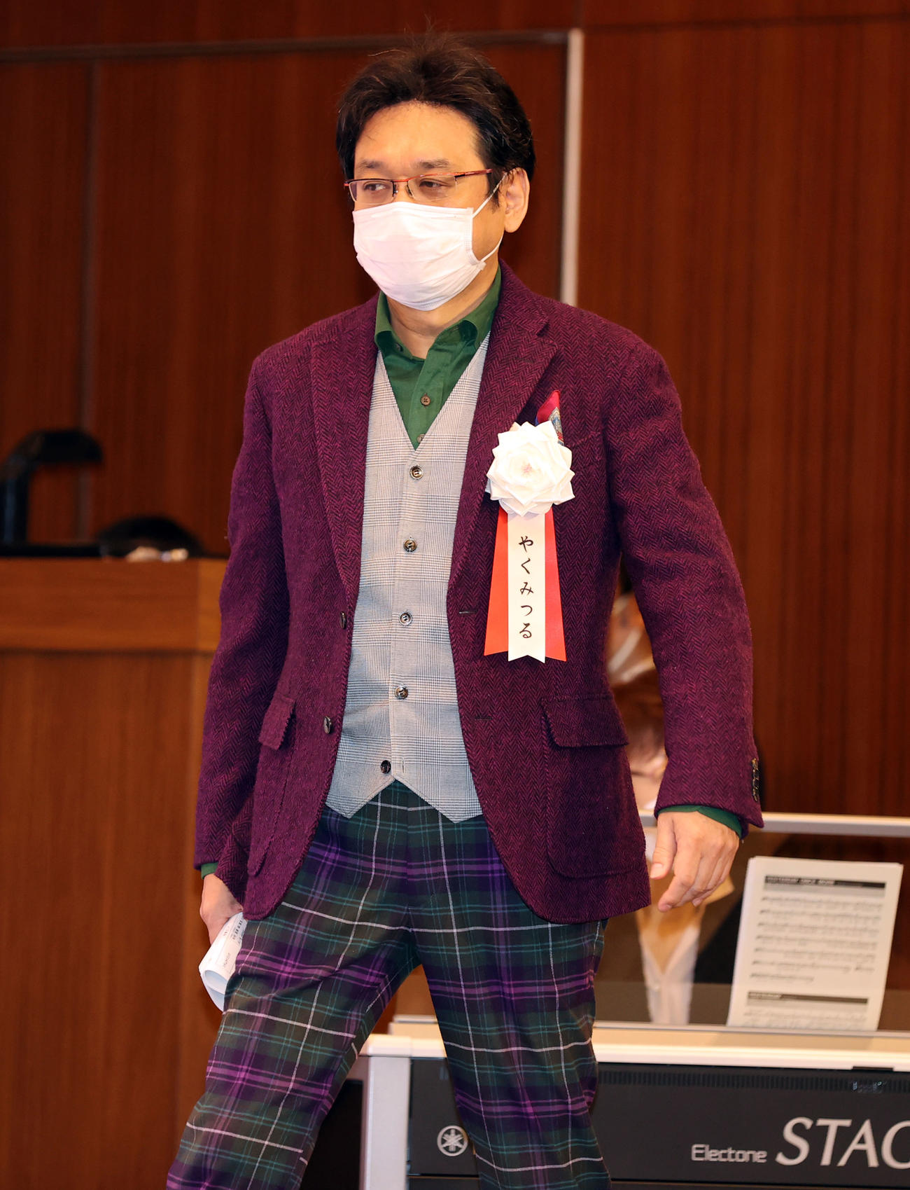 「現代用語の基礎知識選　2021ユーキャン新語・流行語大賞」発表で、会場入りする選考委員のやくみつる氏（撮影・浅見桂子）