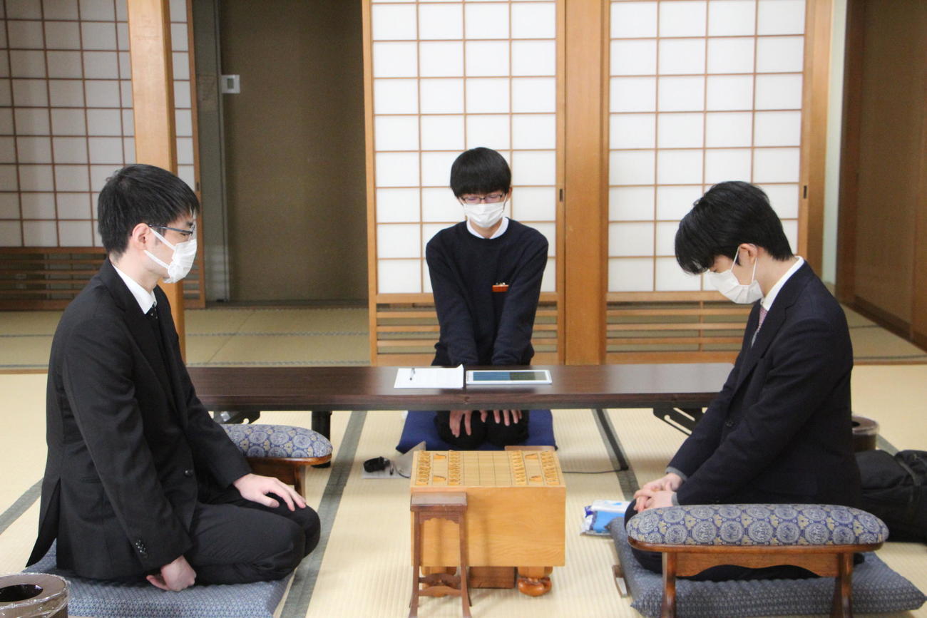 第80期順位戦B級1組9回戦に臨んだ藤井聡太4冠（右）、近藤誠也七段（日本将棋連盟提供）