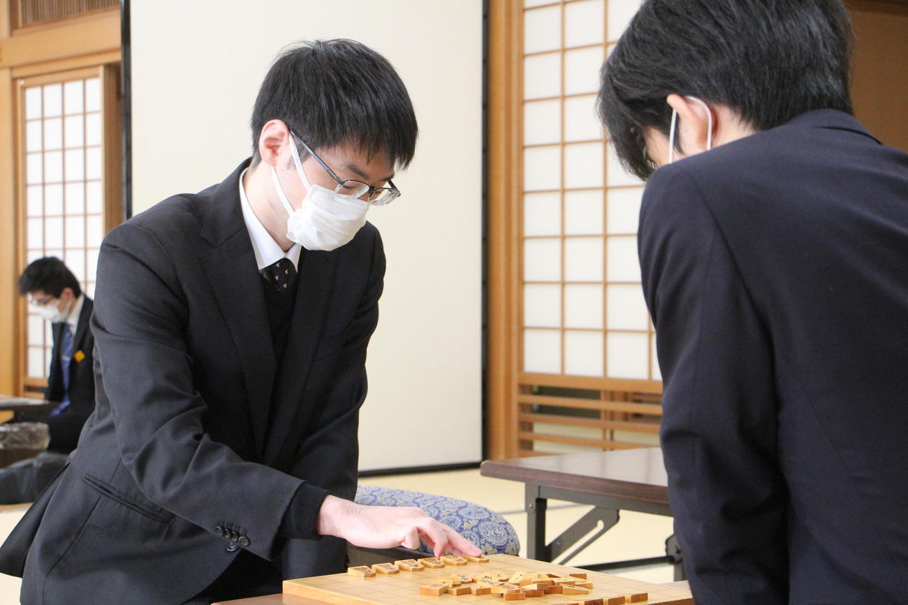 第80期順位戦B級1組9回戦に臨んだ近藤誠也七段（日本将棋連盟提供）