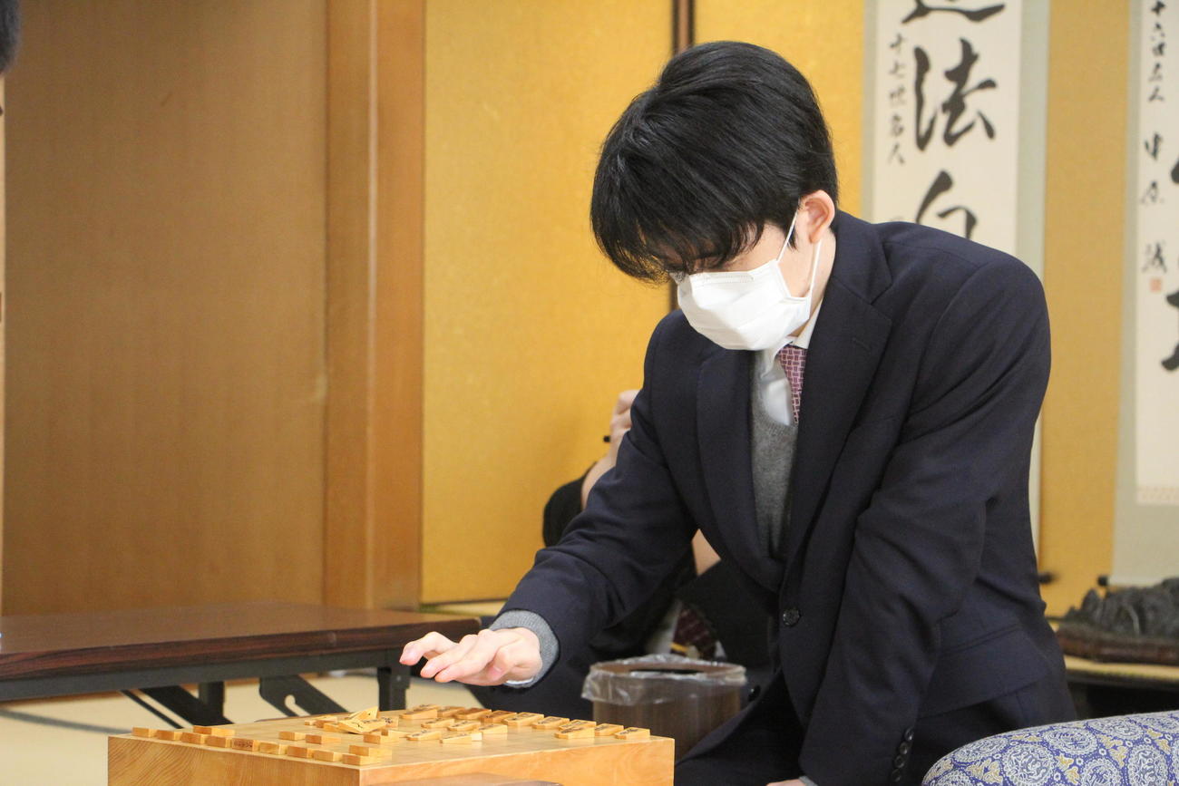 第80期順位戦B級1組9回戦に臨んだ藤井聡太4冠（日本将棋連盟提供）