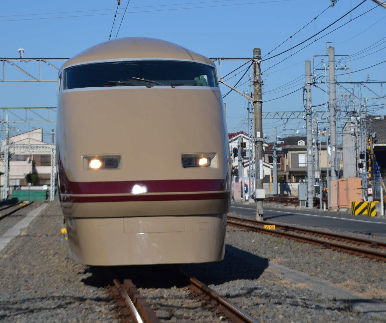 暖色系のカラーリングに塗装した「デラックスロマンスカーカラー」スペーシア