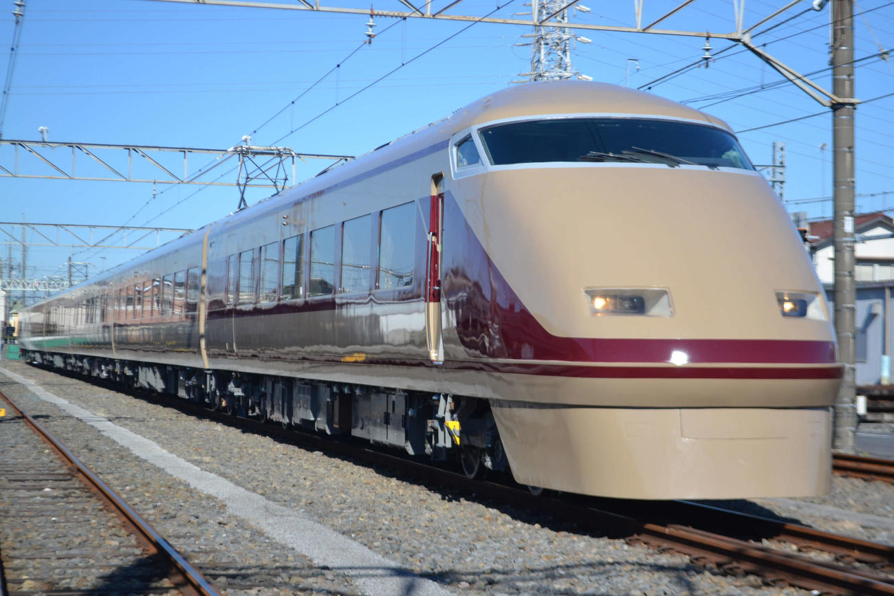暖色系のカラーリングに塗装した「デラックスロマンスカーカラー」スペーシア