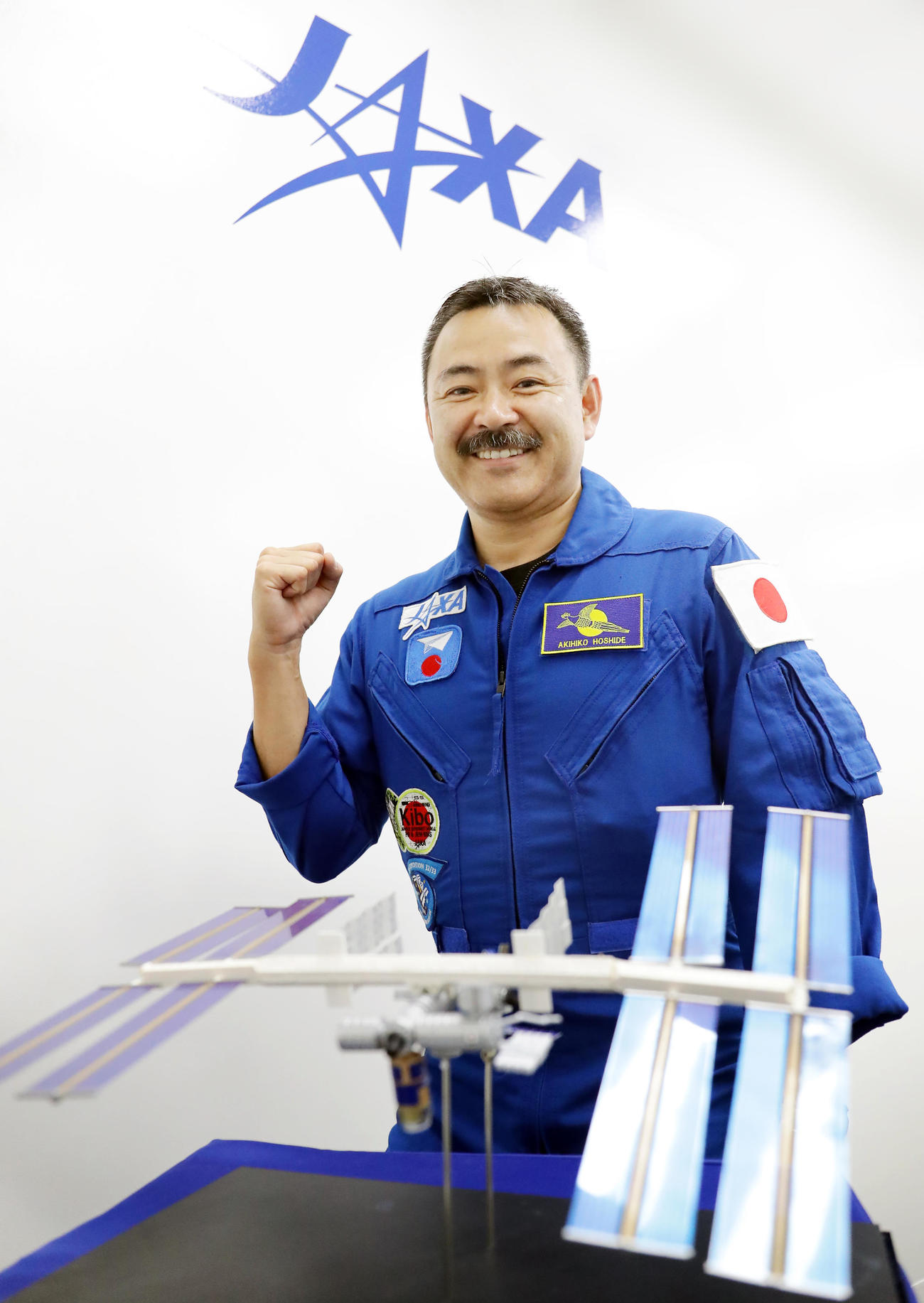 ISSを前に笑顔でガッツポーズする宇宙飛行士の星出彰彦氏（2019年8月30日撮影）