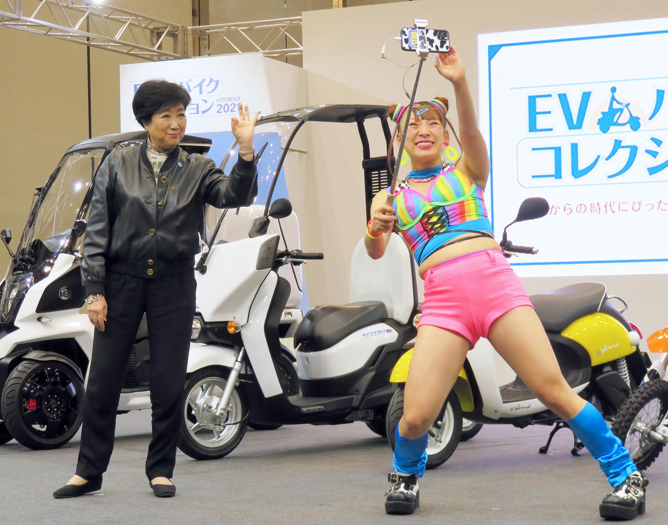 「EVバイクコレクションinTOKYO2021」トークショーで自撮りするフワちゃん（右）と小池百合子都知事（撮影・鎌田直秀）