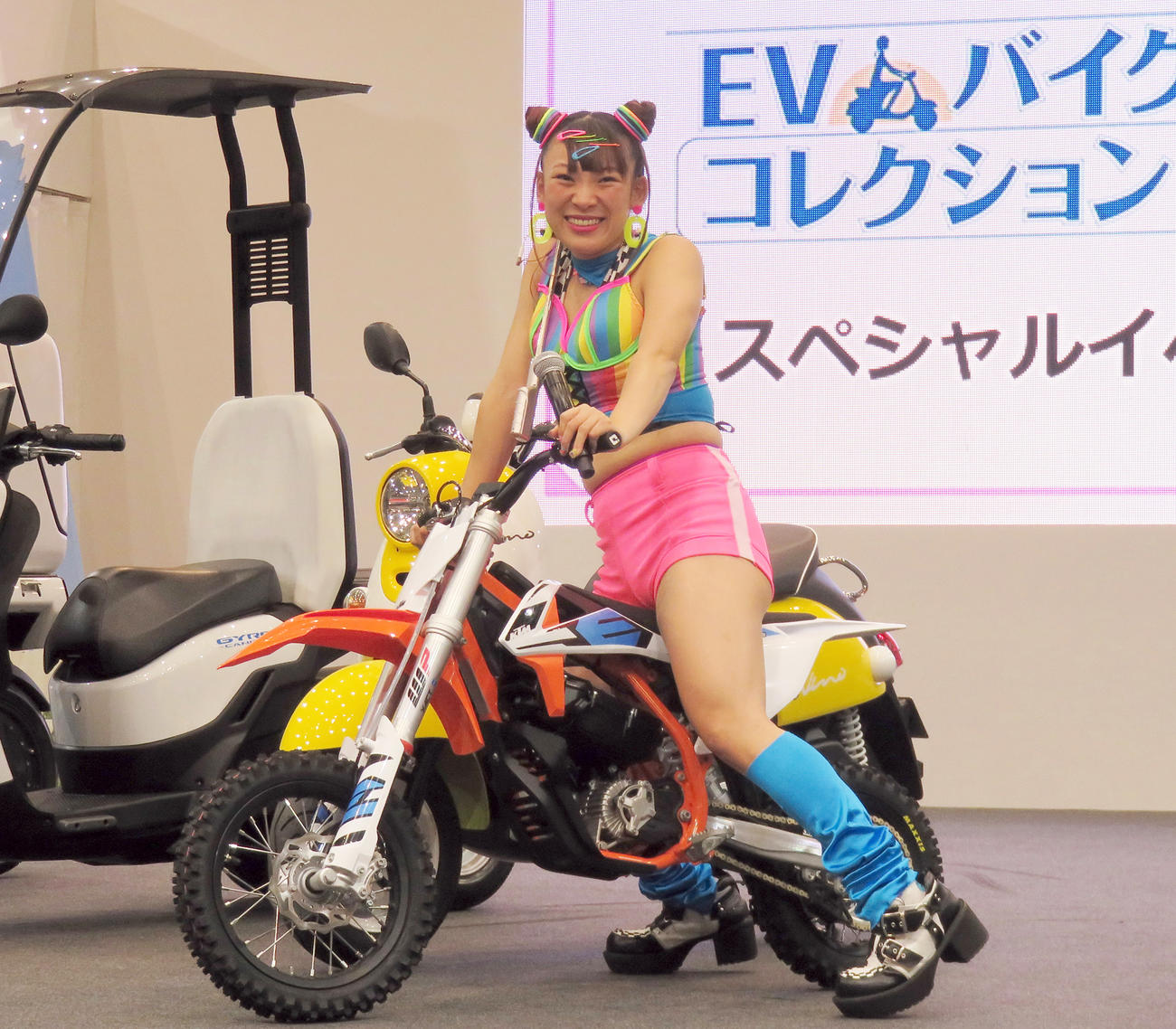バイクに笑顔で試乗するフワちゃん（撮影・鎌田直秀）