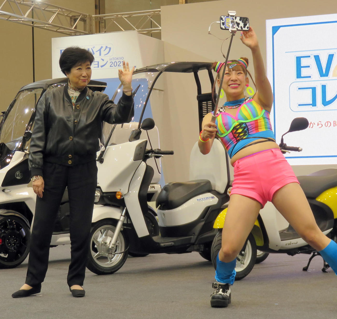 「EVバイクコレクションinTOKYO2021」トークショーでフワちゃん（右）と自撮りで記念撮影する小池百合子都知事（撮影・鎌田直秀）
