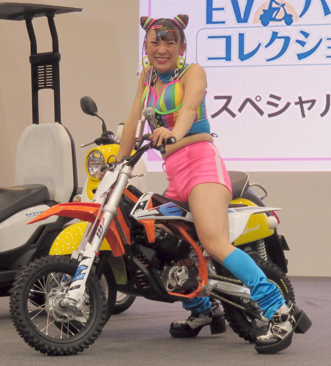 笑顔でバイクに試乗するフワちゃん（撮影・鎌田直秀）