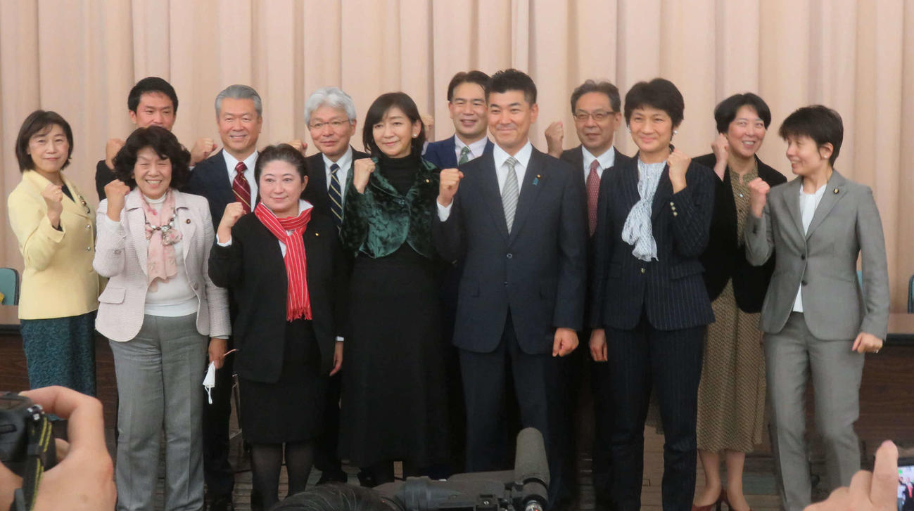 立憲民主党の泉健太代表（前列右から3人目）と新執行役員がガッツポーズ（撮影・大上悟）