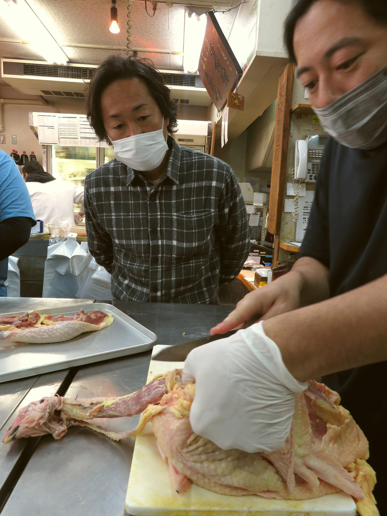 鳥藤の鈴木昌樹社長が東京シャモをさばく様子を見学する石川さん（撮影・寺沢卓）
