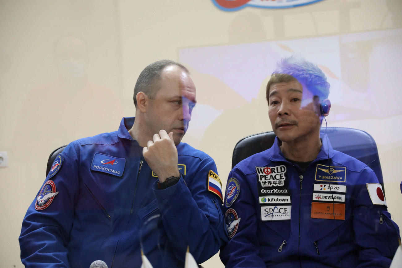 カザフスタンのバイコヌール宇宙基地で国際宇宙ステーション渡航の前日会見を開いた前澤友作氏（右）と操縦士のアレクサンダー・ミシュルキン宇宙飛行士（Ｃ）Roscosmos