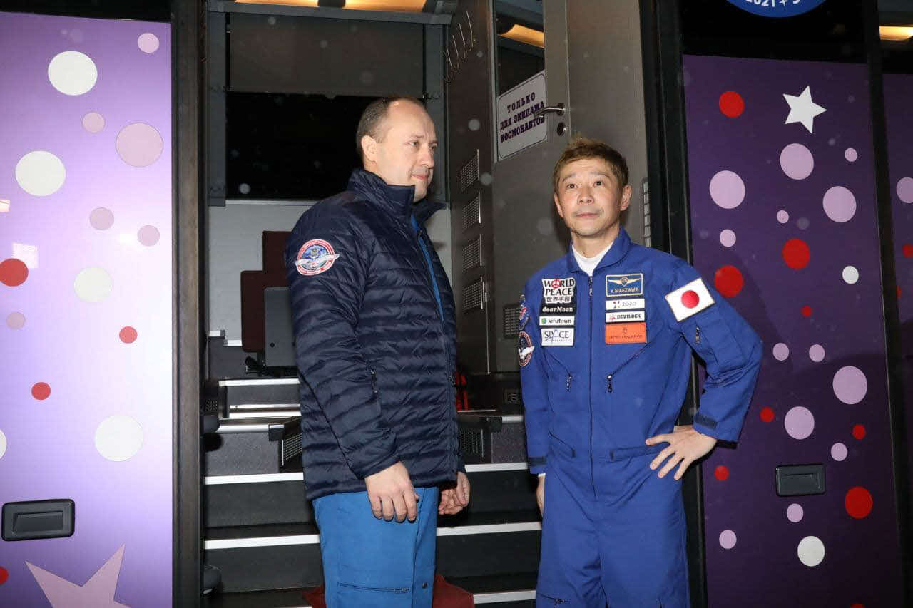 カザフスタンのホテルを出て、バイコヌール宇宙基地に向かう前澤友作氏（右）(C)Roscosmos