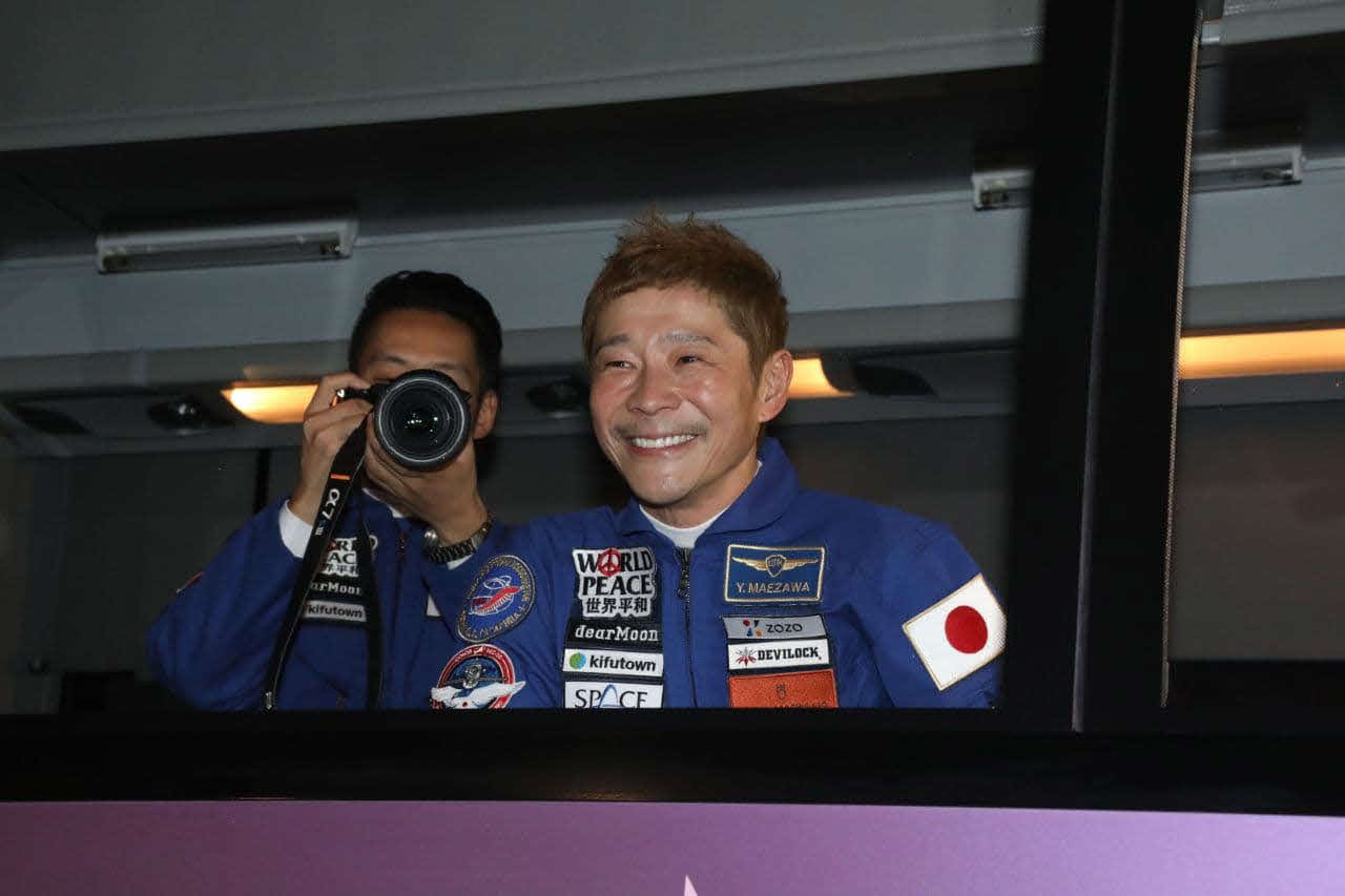 カザフスタンのホテルを出て、バイコヌール宇宙基地に向かう前澤友作氏（右）(C)Roscosmos