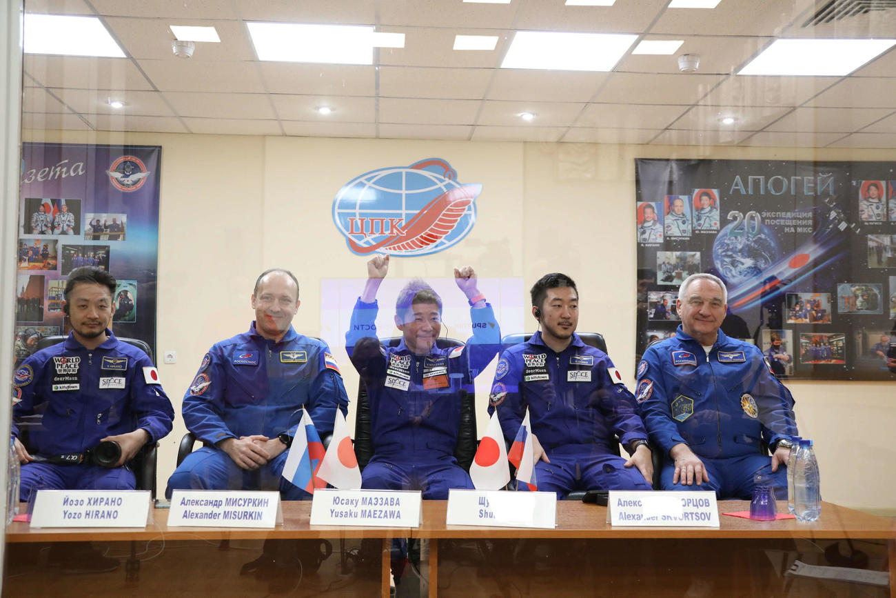 カザフスタンのバイコヌール宇宙基地で国際宇宙ステーション渡航の前日会見を開き、ガッツポーズする前澤友作氏（中央）ら(C)Roscosmos