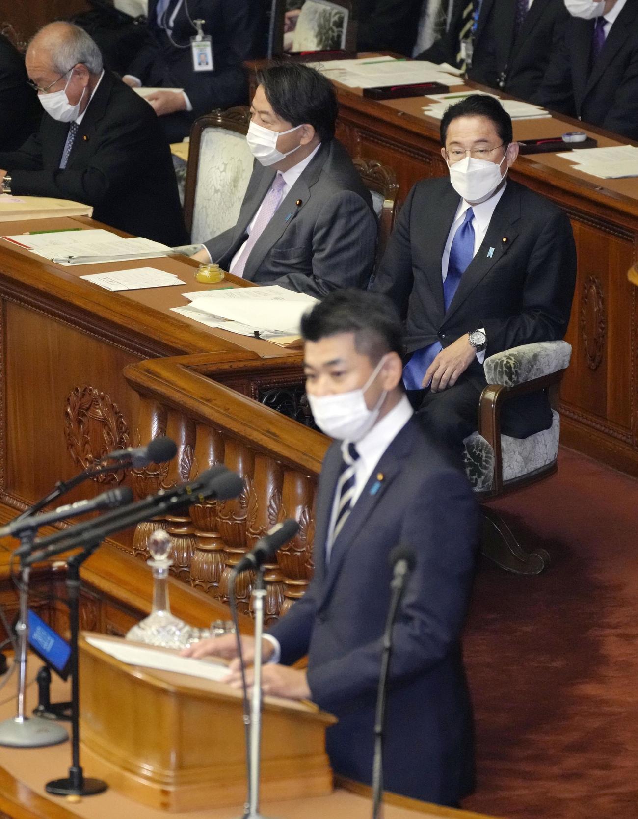 衆院本会議で立憲民主党の泉代表（手前）の代表質問を聞く岸田首相（奥右）＝8日午後（共同）