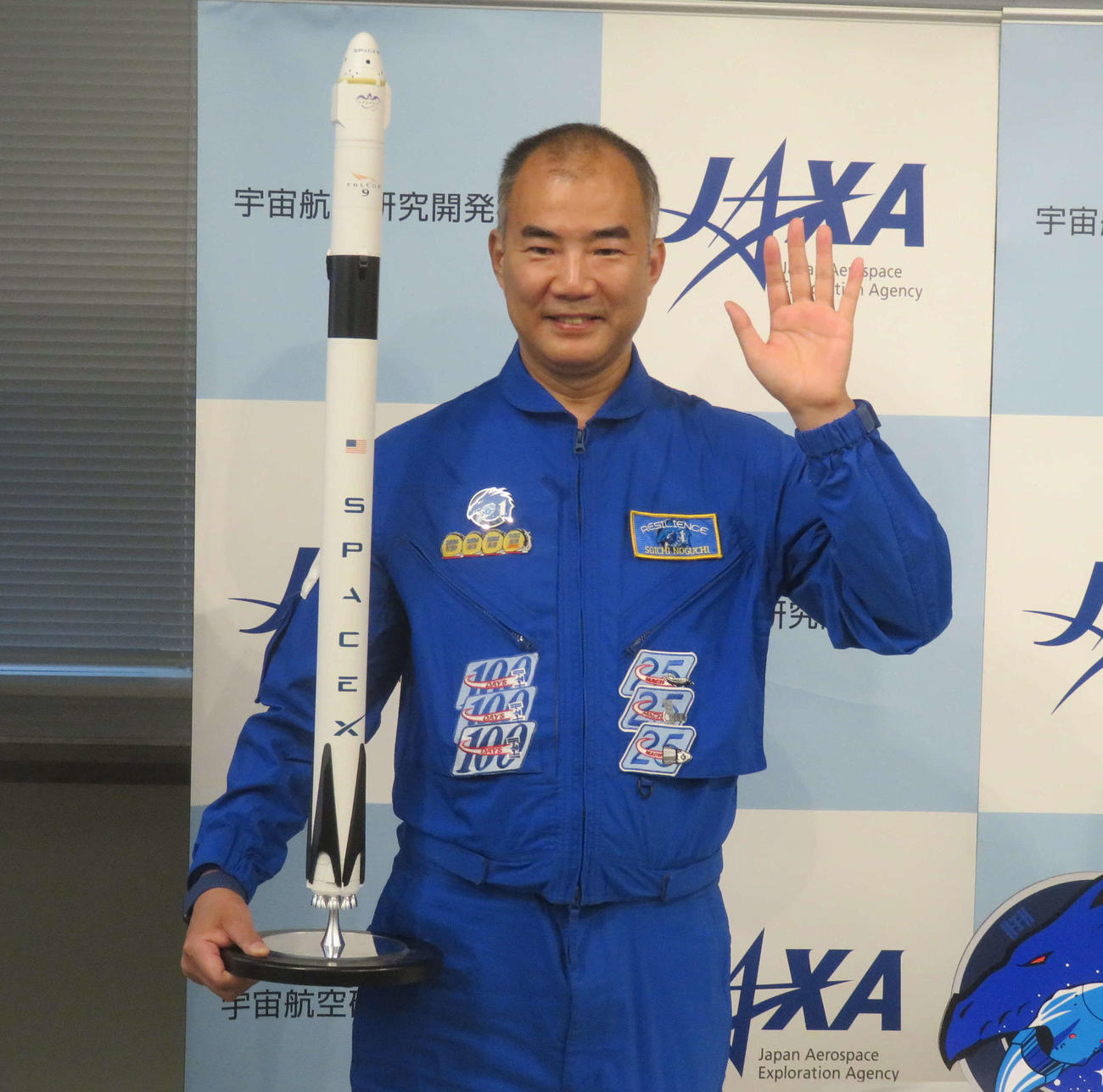野口聡一宇宙飛行士がクルードラゴンの模型を手に民間の宇宙旅行時代にエールを送った（2021年7月撮影）
