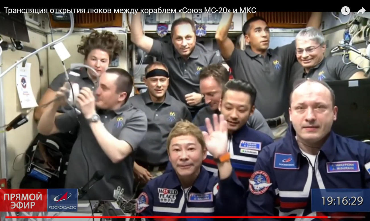 国際宇宙ステーション内に入り、カメラに向かって手を振る前澤友作氏（前列中央）（ロスコスモスのユーチューブ映像より・共同）