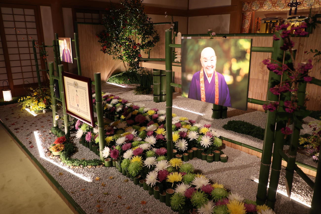 京都・寂庵で行われた偲ぶ会の寂聴さんの祭壇（代表撮影）