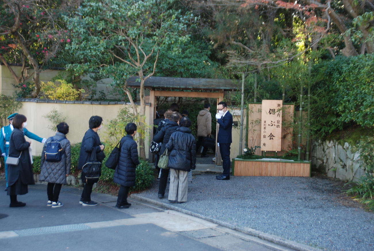 京都・寂庵で行われた偲ぶ会には多くのファンが参列した（撮影・松浦隆司）