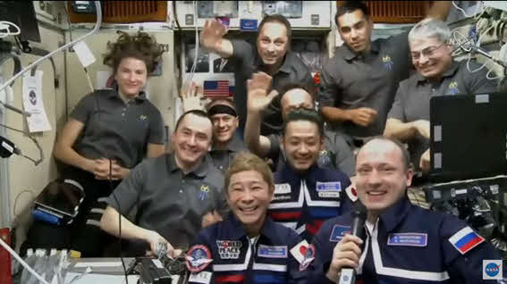 国際宇宙ステーションに到着後、行われたセレモニーで満面の笑みを浮かべる前澤友作氏（前列左）とアレクサンダー・ミシュルキン宇宙飛行士（同右）と平野陽三氏（2列目右）（C）NASA