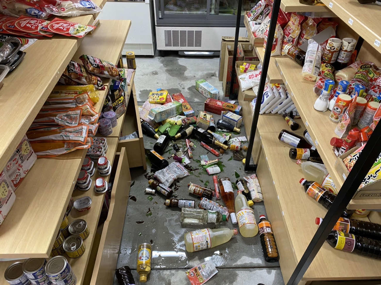 9日、地震の影響で棚から落ちた商品が散乱した売店内の様子（十島村提供）