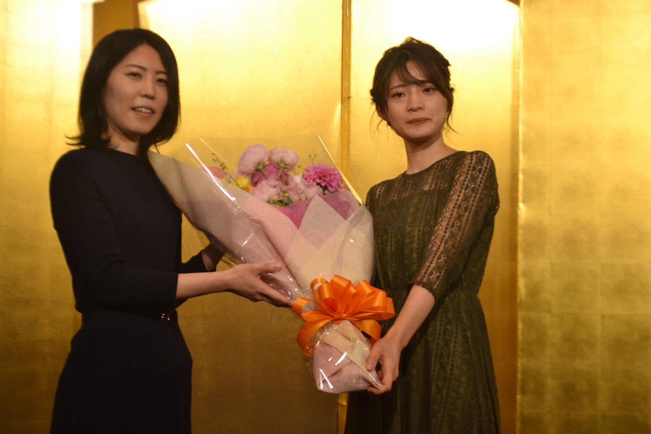 第40期女流本因坊就位式で、将棋の女流棋士である里見香奈女流5冠（左）から花束を贈呈された藤沢里菜女流本因坊（右）