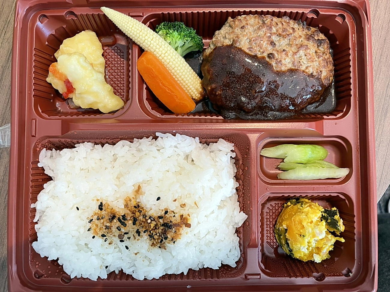 指定された宿泊施設で支給されたハンバーグ弁当（読者提供）