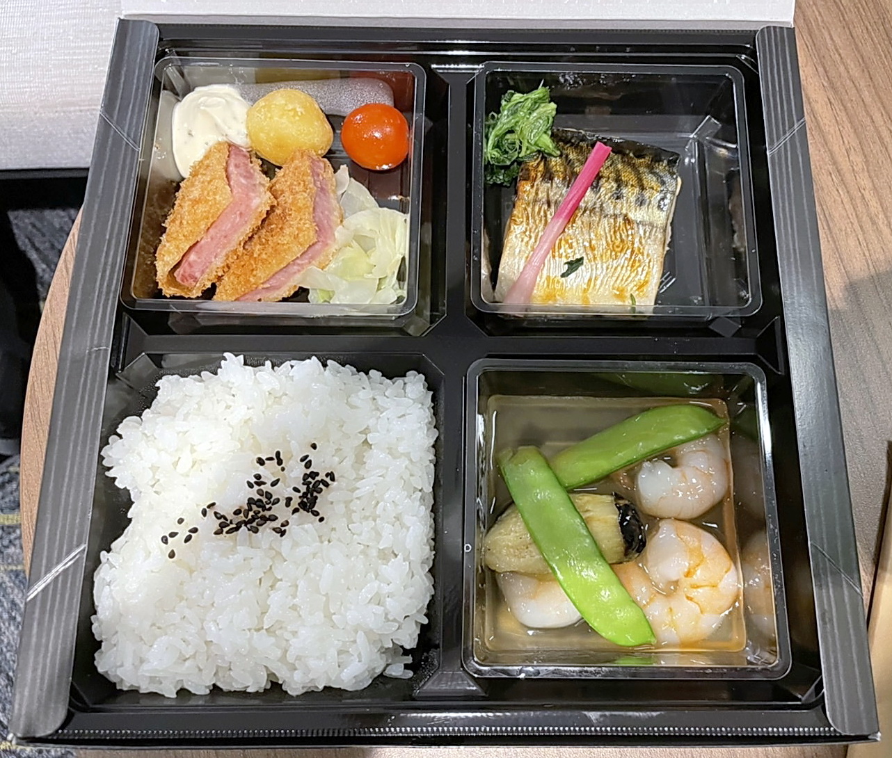 指定された宿泊施設で支給された焼き魚やハムカツ弁当（読者提供）