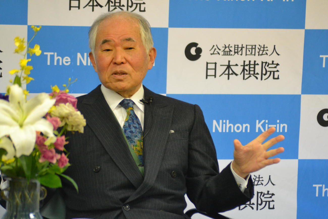 引退会見を行った大竹英雄名誉碁聖