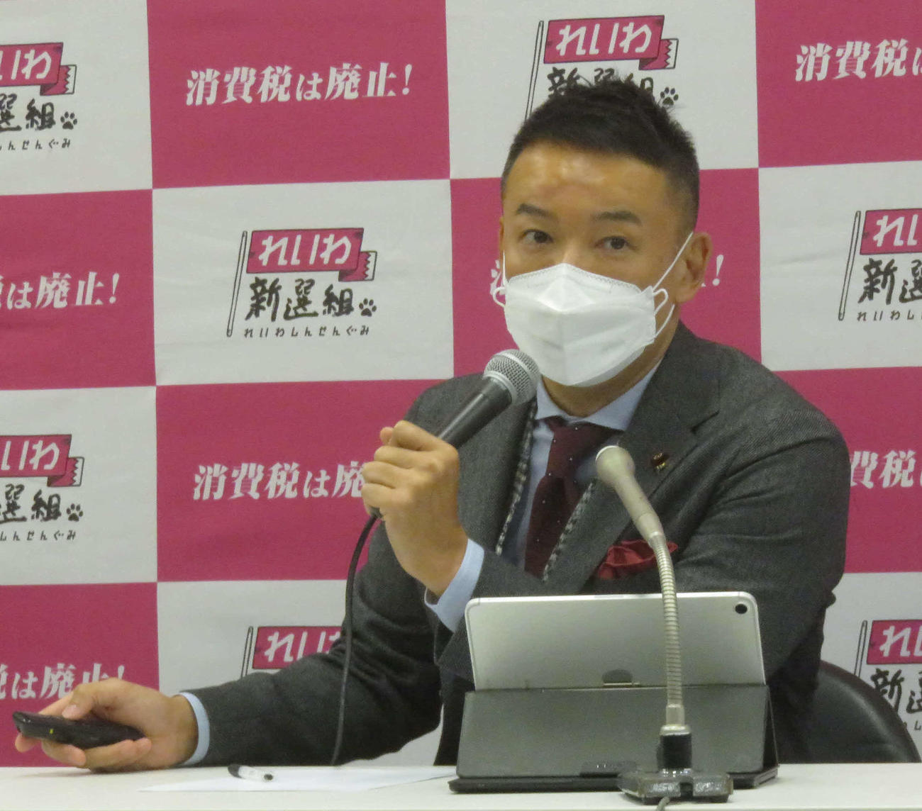 来年「年男」のれいわ新選組山本代表は「永田町の権力者たちを食い散らかす」とほえた（撮影・大上悟）