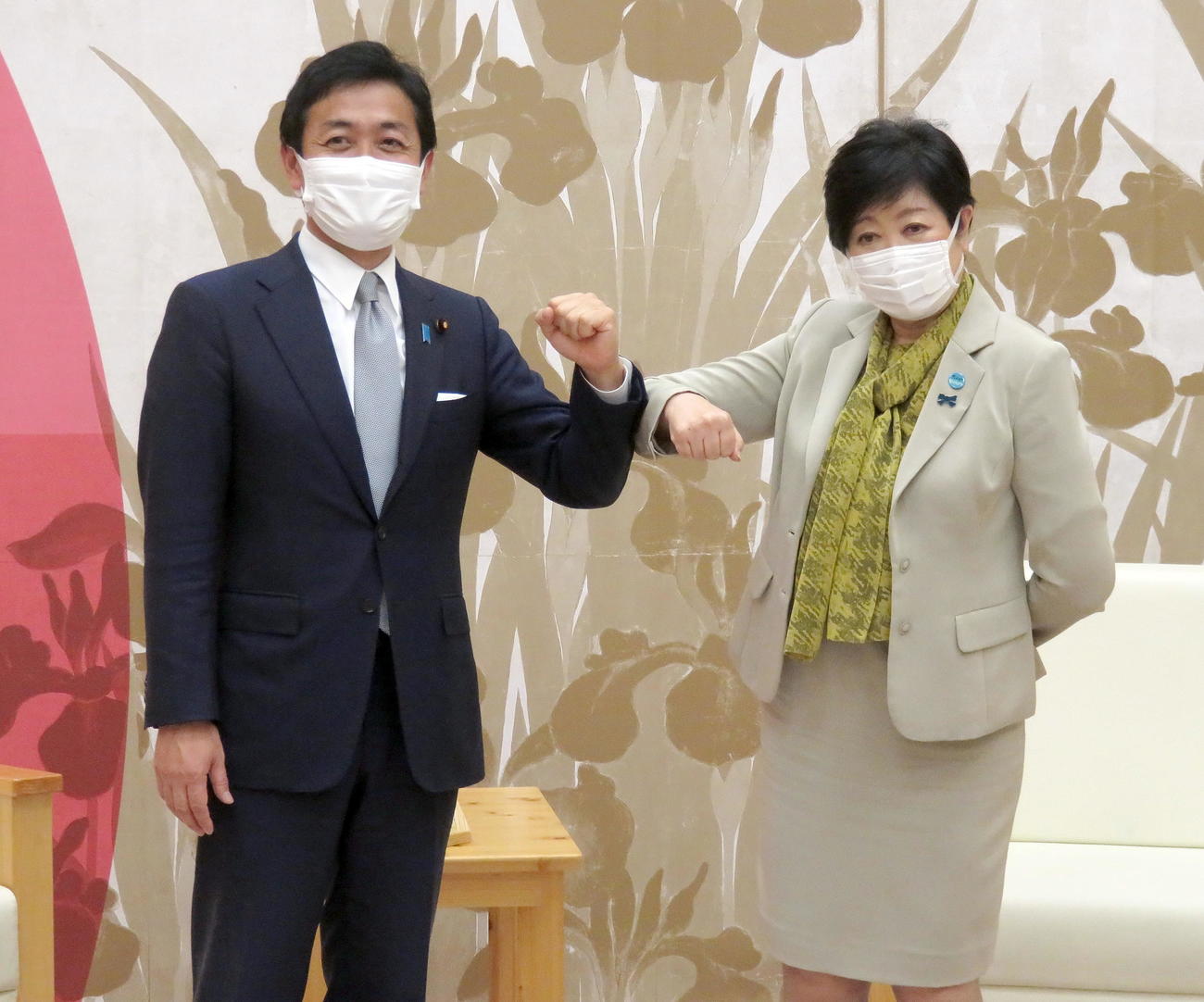 肘タッチする国民民主党玉木代表（左）と小池都知事（撮影・鎌田直秀）