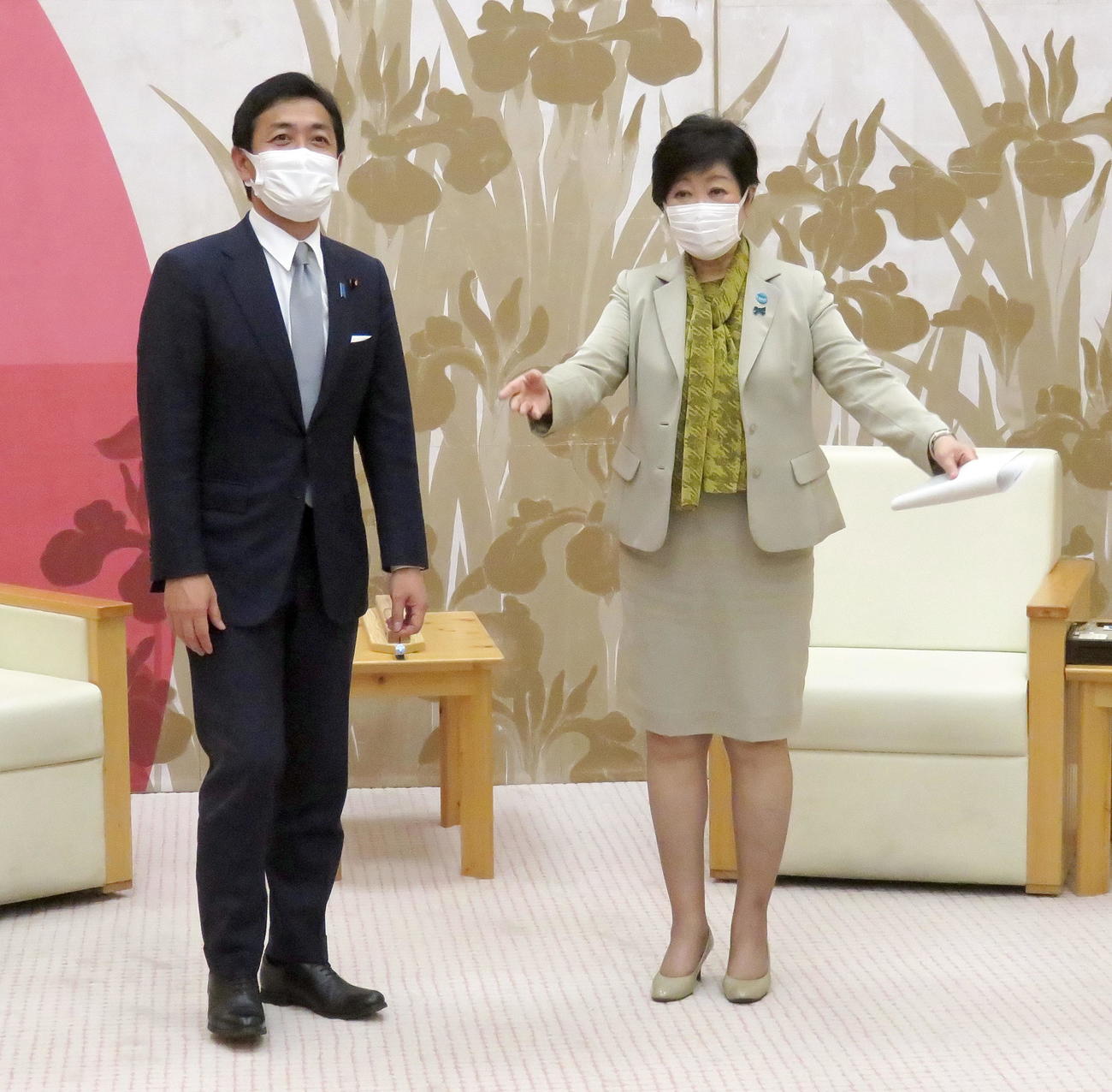 都庁を訪れた国民民主党の玉木雄一郎代表（左）を笑顔で迎えた小池百合子都知事（撮影・鎌田直秀）