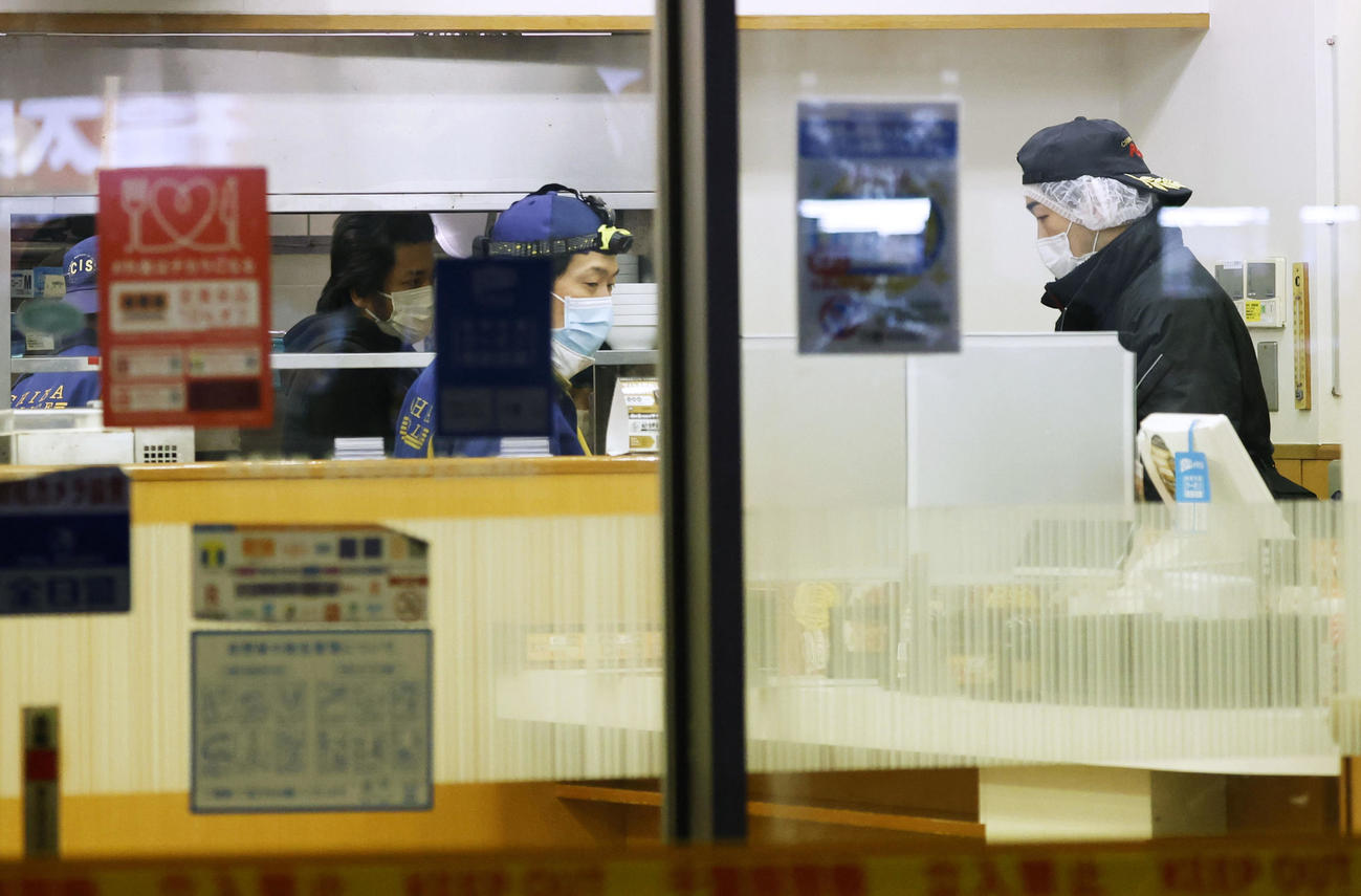 一時、男が立てこもった牛丼チェーン店「吉野家八千代台西口店」を調べる千葉県警の捜査員ら（共同）
