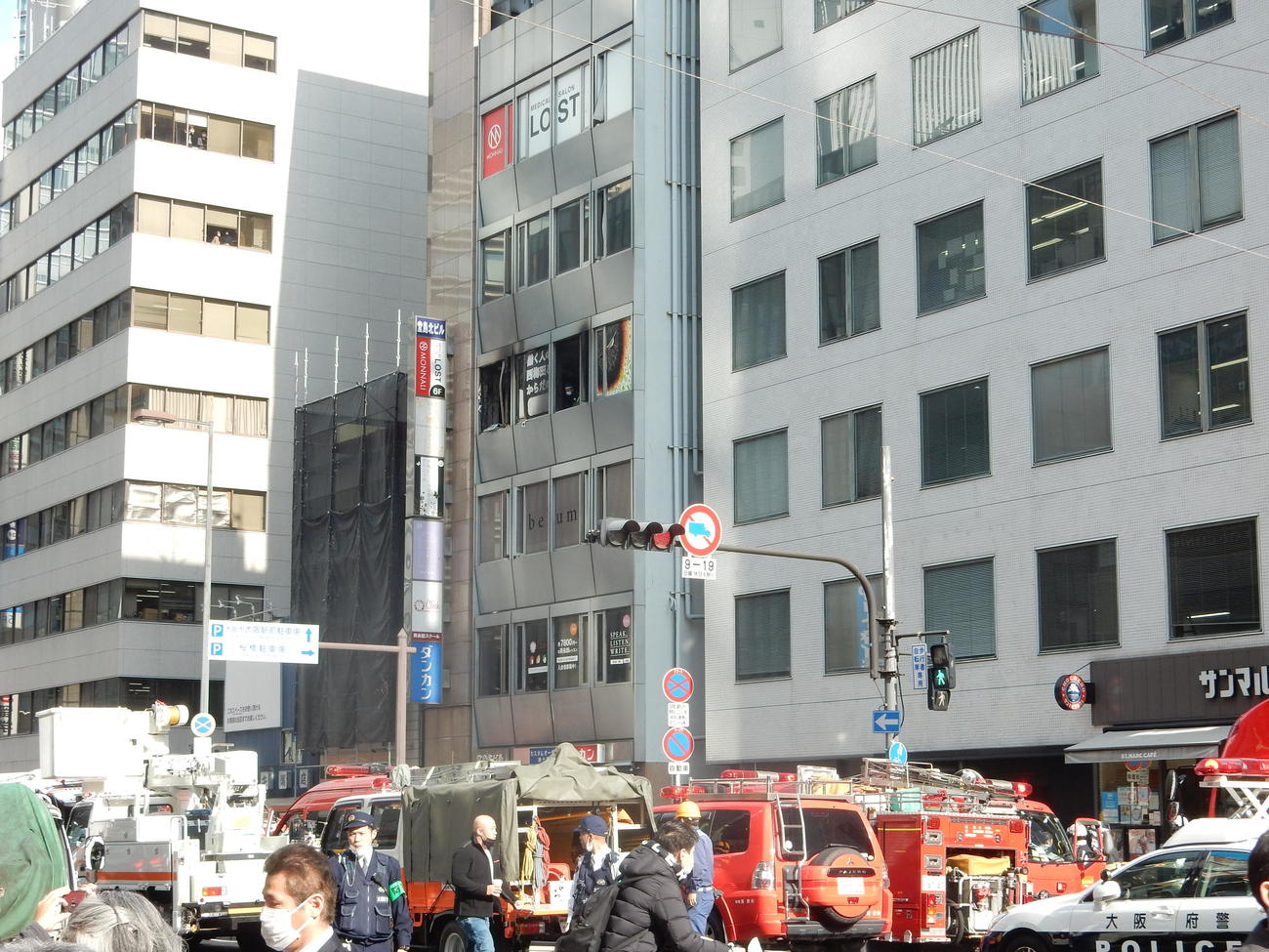 火災のあったビル前には多くの消防車（撮影・村上久美子）