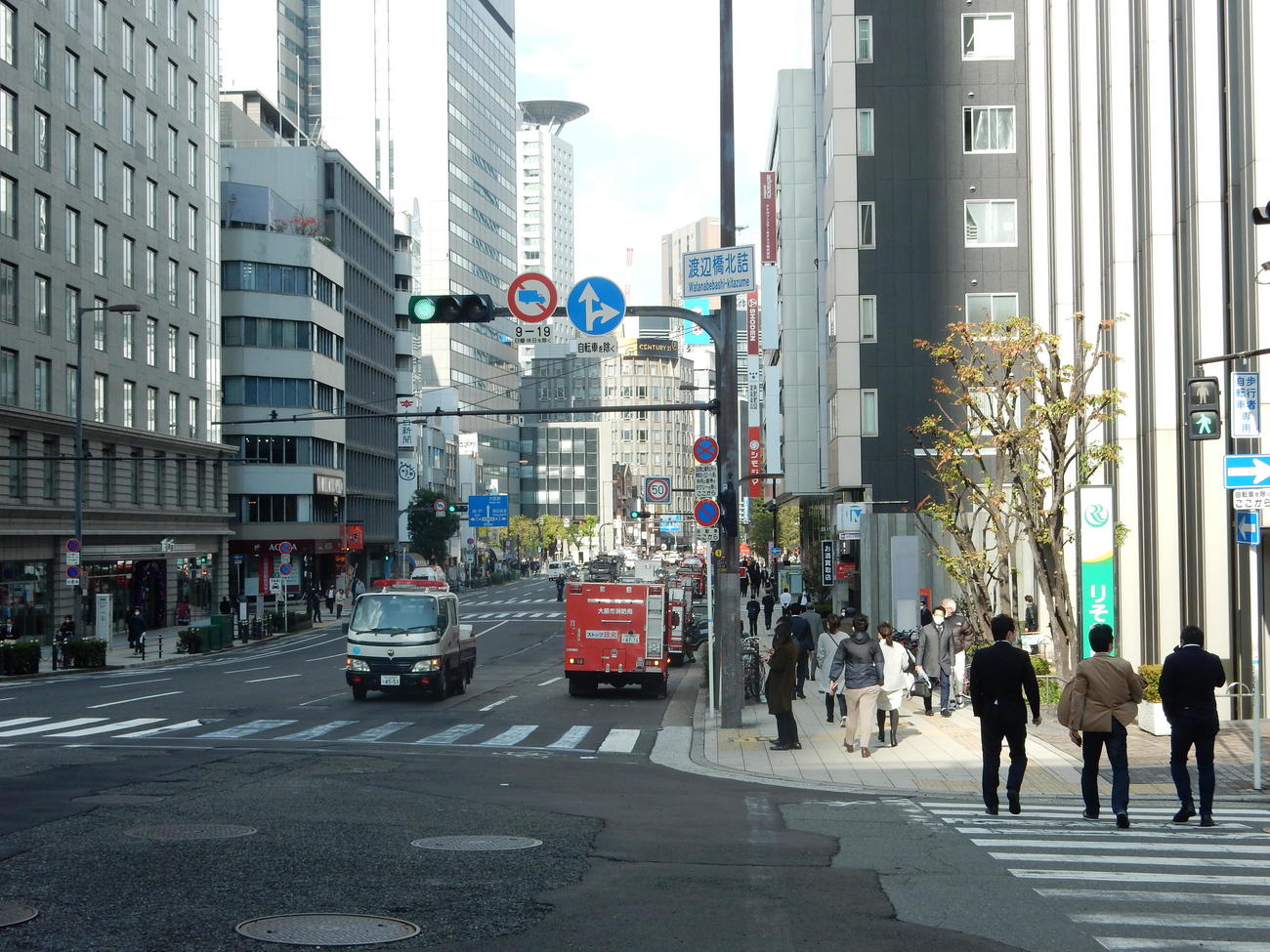 南向き一方通行の道路を封鎖し、逆行する緊急車輌（撮影・村上久美子）