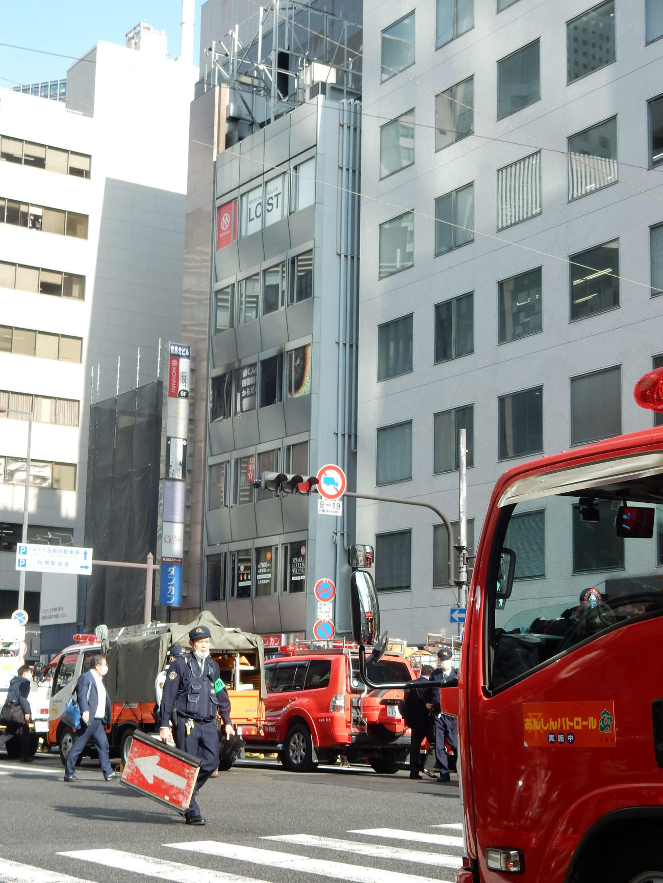 火災のあったビル前には多くの消防車や警察官の姿が（撮影・村上久美子）