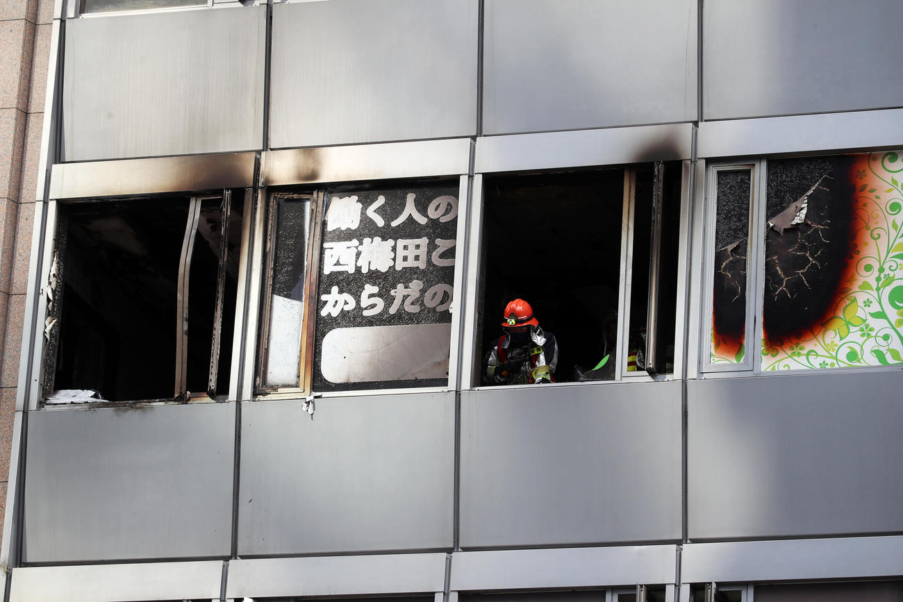 北区曽根崎新地のビル火災で火元の階を点検する消防隊員たち（撮影・加藤哉）