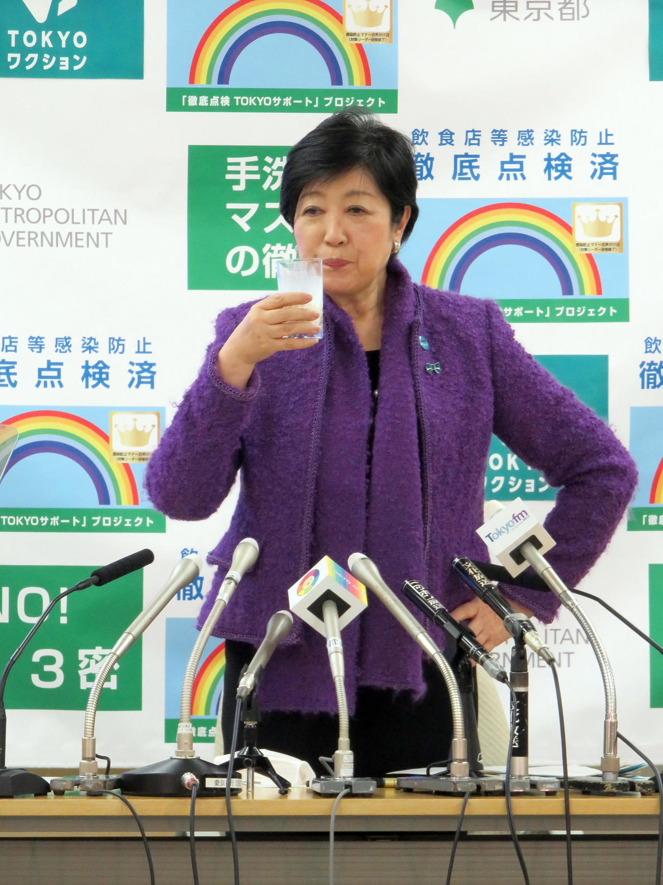 定例会見で腰に手をあてながら「東京牛乳」を飲む小池百合子都知事（撮影・鎌田直秀）