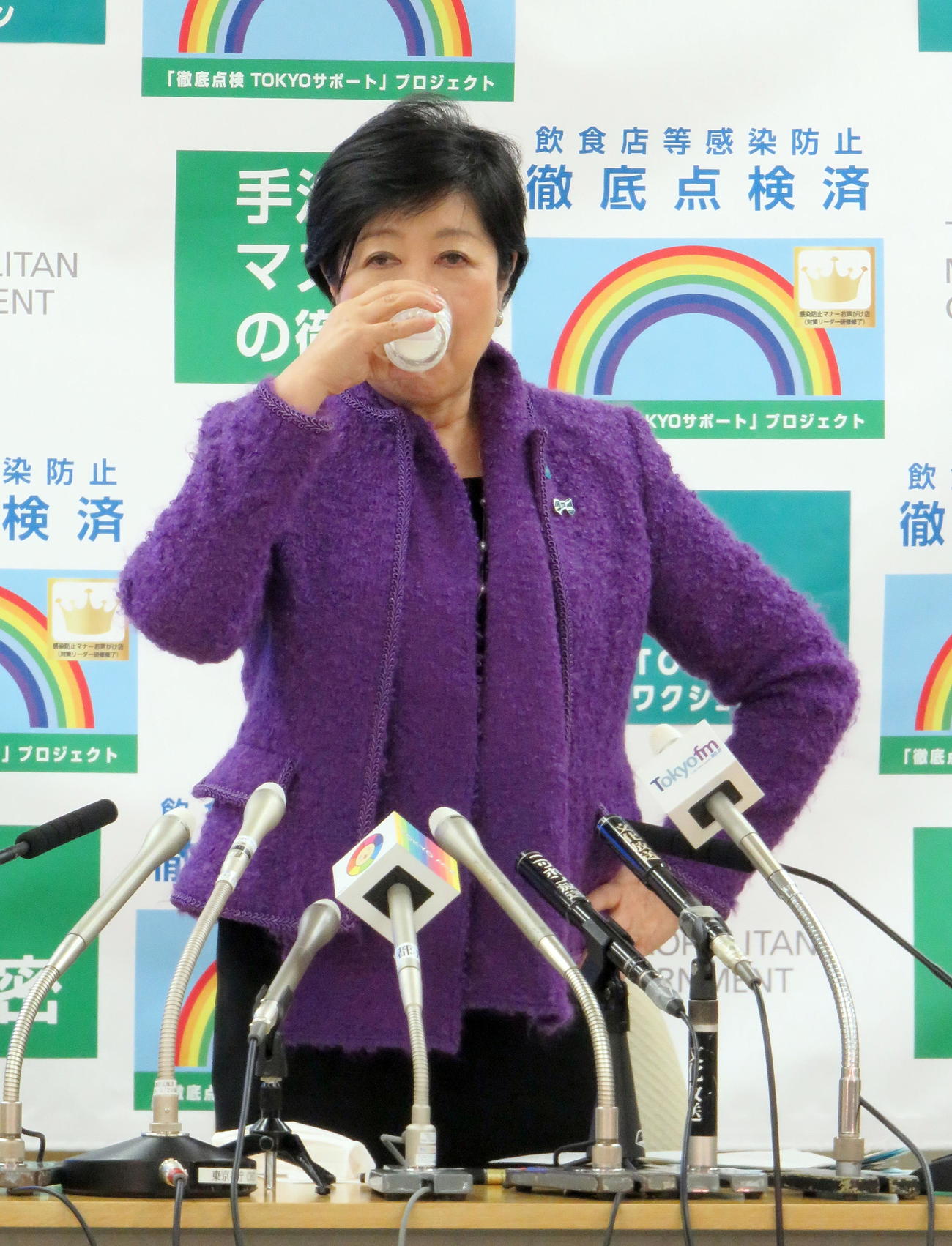 定例会見で腰に手をあてながら「東京牛乳」を飲み干す小池百合子都知事（撮影・鎌田直秀）