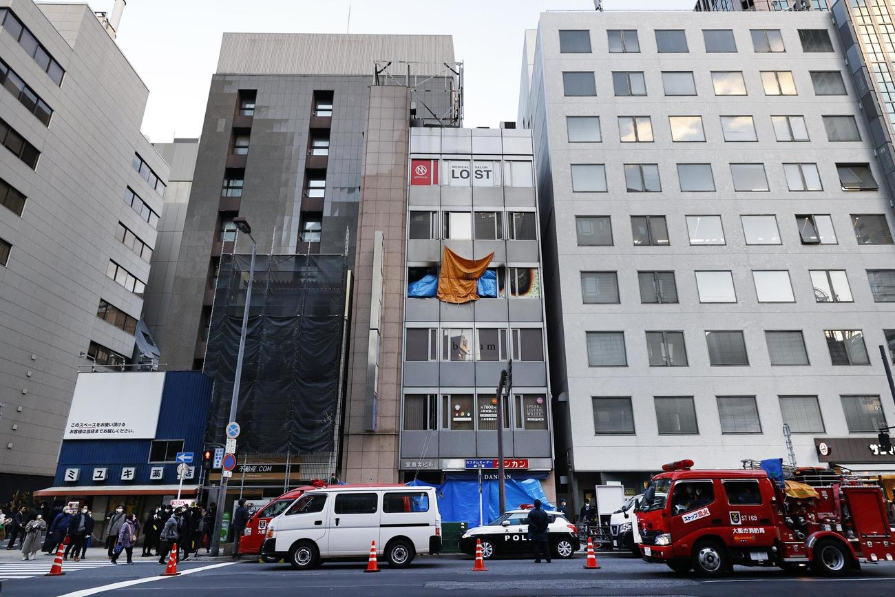 火災があった大阪・北新地の雑居ビル（中央）（共同）