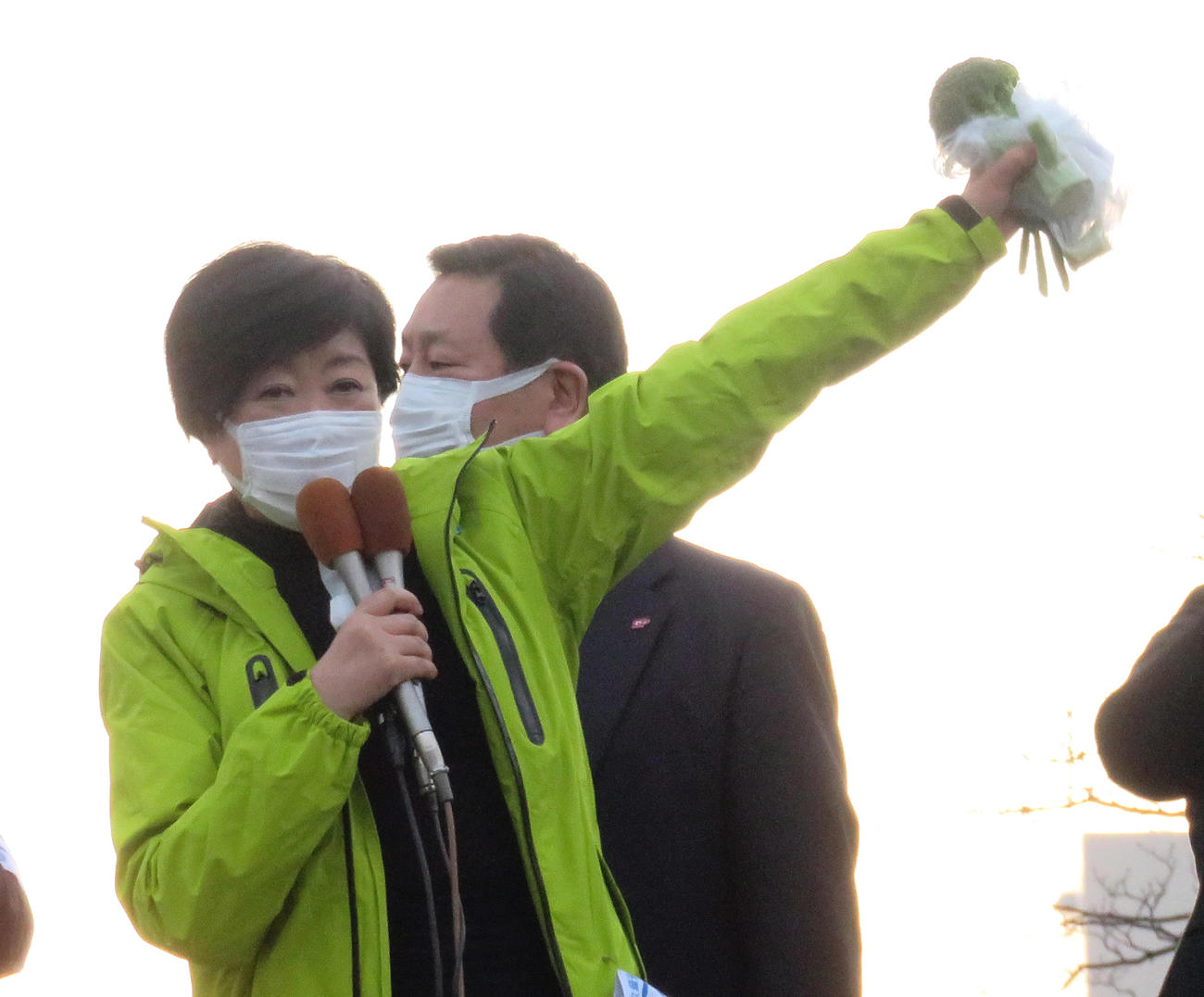 都民ファーストの会カラーの緑色のブロッコリーを手に応援演説を行う小池百合子都知事（撮影・鎌田直秀）