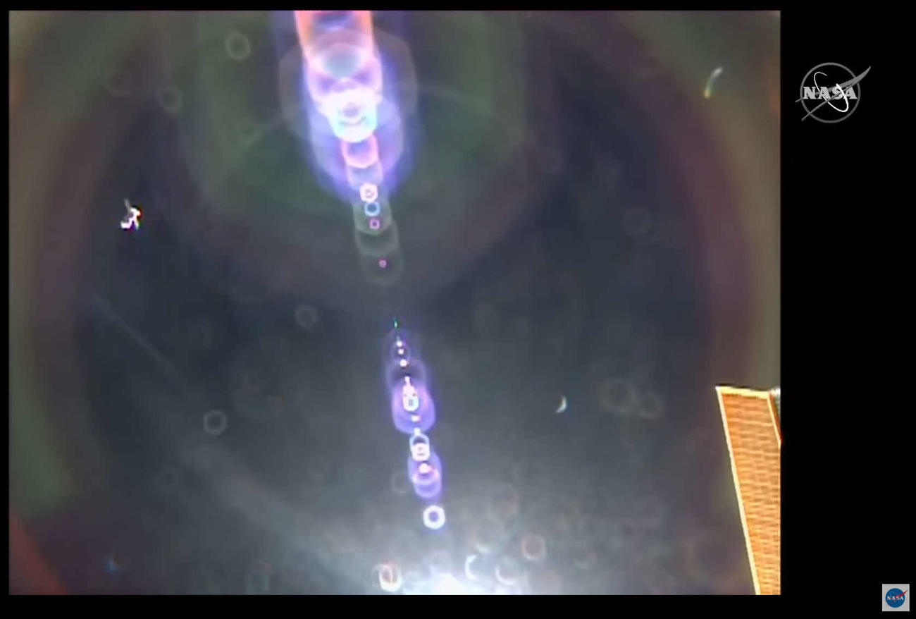 ISSとのドッキングが解かれ、宇宙を飛行する前澤友作氏が搭乗したソユーズMS－20（中央左）（C）NASA