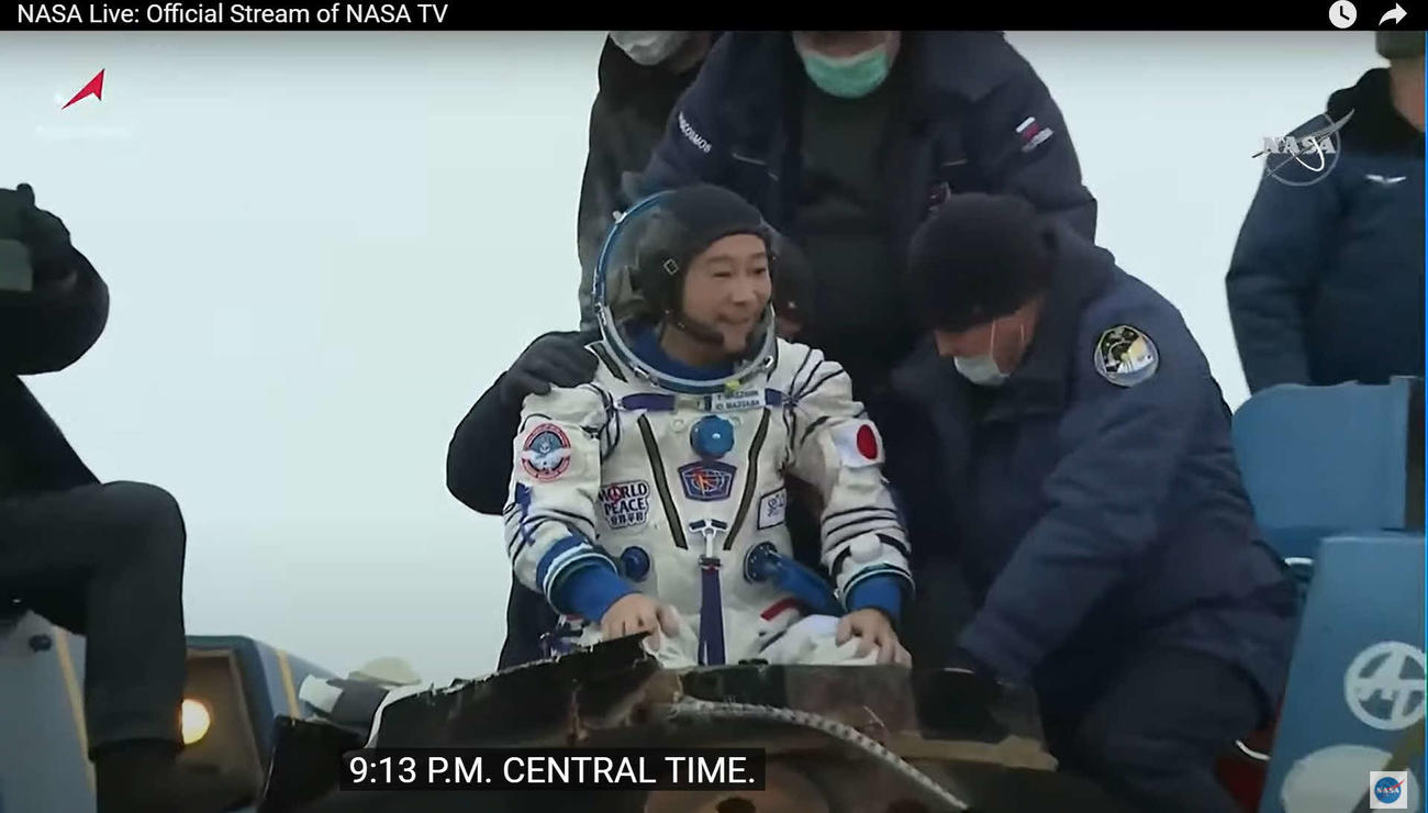 カザフスタンに着陸後、ソユーズの着陸モジュールから屋外に引き上げられた前澤友作氏（C）NASA