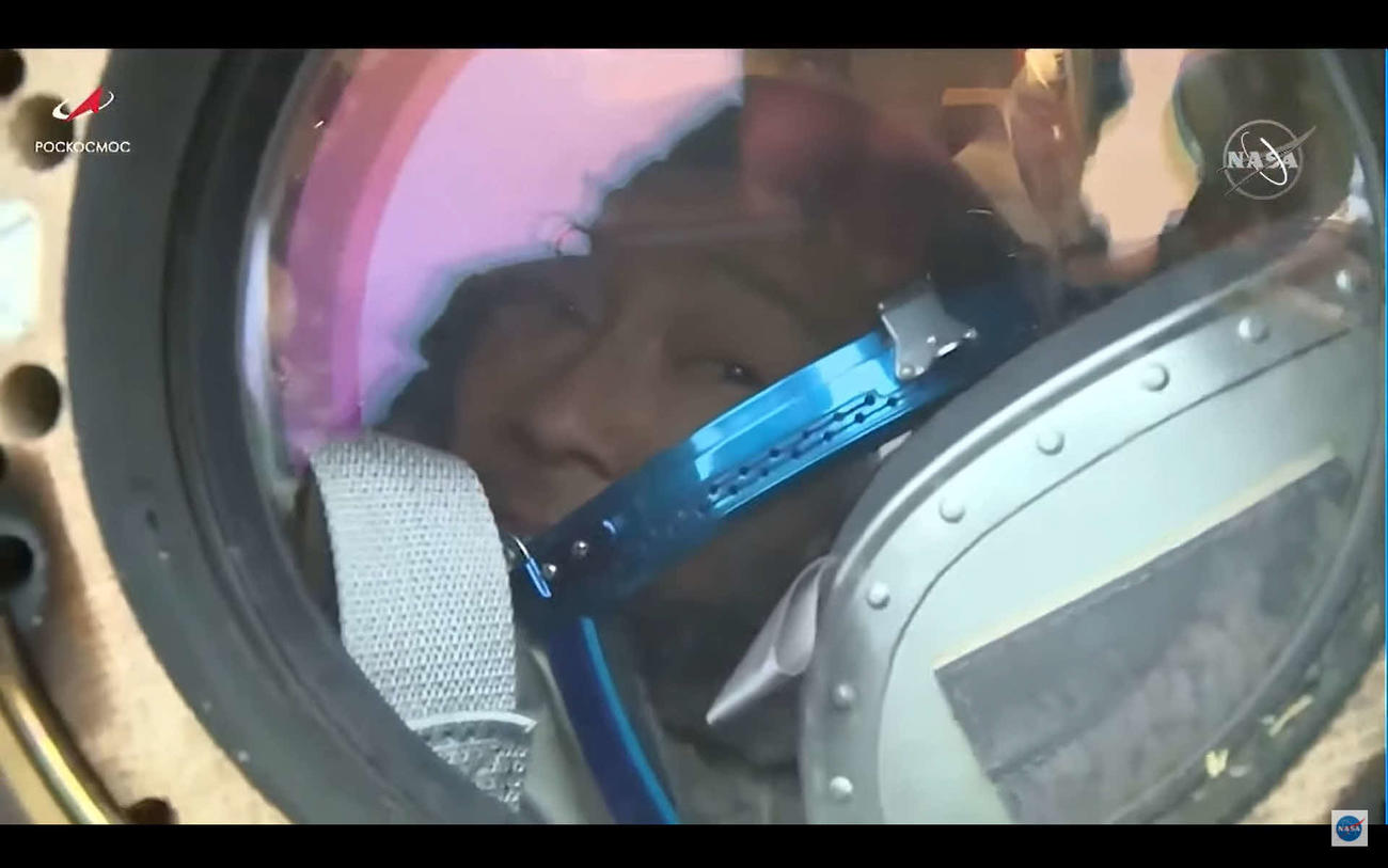 地球に着陸後、ソユーズの着陸モジュールから外を見る前澤友作氏（C）NASA