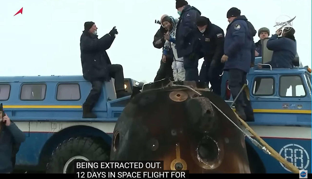 カザフスタンに着陸後、ソユーズの着陸モジュールから屋外に引き上げられた前澤友作氏（C）NASA